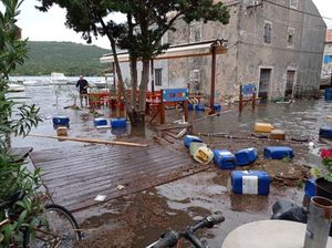 PLIMNI VAL DOBRO „OPRAO“ IST: Nosio je sve pred sobom