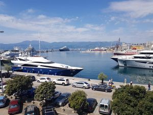 Rijeka dobila novu okretnu kameru koja slikom pokriva riječku luku i ulicu Riva