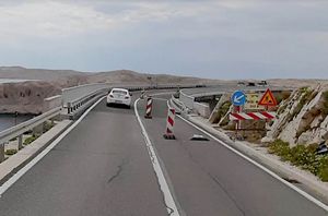 Paški most zbog bure otvoren samo za osobna vozila, izvanredne situacije na autocestama