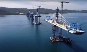 Nakon dana kašnjenja, u Ploče stižu posljednji dijelovi konstrukcije Pelješkog mosta