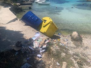 ROGOZNICA Kontejneri nakrcani smećem završili u moru! Ima li kraja ljudskoj sebičnosti?
