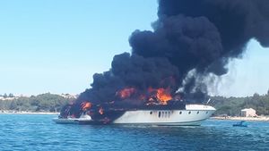 FOTO/VIDEO: GORI JAHTA KOD BIOGRADA Posada evakuirana, sve su snage na terenu