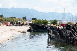 KAŠTELANI BIJESNI: Podrtine izgorenih brodova još uvijek „krase“ plažu Kamp