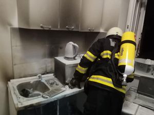 NOĆNA DRAMA U PODGORI U zgradi buknuo požar, spašena mlađa osoba osobu