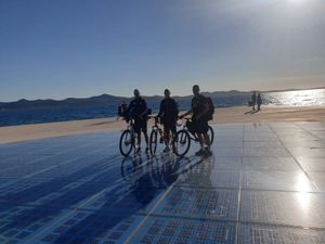 Tri kninska anđela biciklima prošla cijelu obalu kako bi skupili novac za osobe s invaliditetom