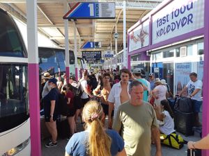 KAOS NA SPLITSKOM KOLODVORU “Polazak autobusa se čeka sat i pol, turistički vlakić gazi po trotoaru”