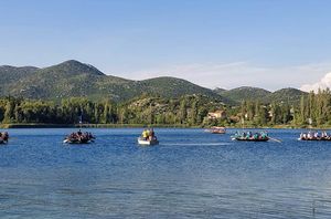 KAD SE CURE PRIHVATE VESLA: Održan prvi Kup lađarica Sedam baćinskih jezera