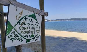 Oko nedavno uređene plaže u Zadru plutaju fekalije