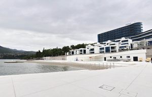 Riječki Hilton o ograđenoj Kostabeli: “To je privatna plaža!” Ministarstvo: “Ne, to nije privatna plaža!”