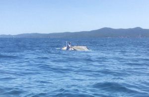 POTOPIO IM SE KAIĆ Zadarski policajac s prijateljem spasio dvojicu brodolomaca u Pašmanskom kanalu