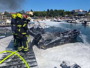 Policija istražuje okolnosti eksplozije i požara šest plovila u medulinskoj luci