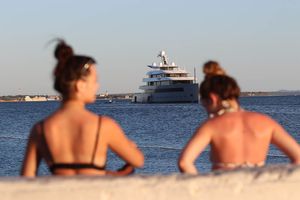 FOTO Američki milijarder i osnivač Whatsapp-a Jan Koum uplovio u Vir s tri mega jahte