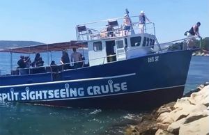 Turistički brod se nasukao na splitsku plažu Kašjuni