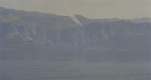 Na Biokovu je izbio požar na teško pristupačnom terenu, gori i u kod hidroelektrane Vinodol