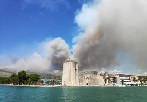 POŽAR KOD SEGETA ZAHVATIO KUĆU Na terenu 168 vatrogasaca, 49 vozila, 6 zrakoplova i helikopter