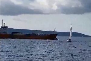 VIDEO Neodgovornog jedriličara umalo skupio teretnjak