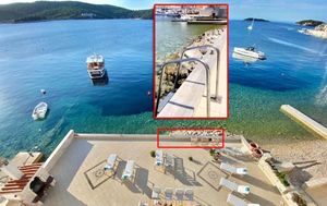 Luksuznu viletinu s terasom na izbetoniranoj plaži iznajmljuju s “izravnim ulazom u more i vezom za dvije jahte”