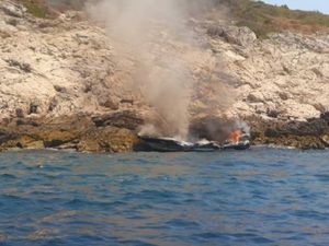 DOZNALI SMO ŠTO SE DOGODILO Gliser kod Rogoznice u potpunosti izgorio i potonuo