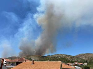 POŽAR KOD TROGIRA SE ŠIRI Vatrogasni zapovjednik: “Nemamo ga pod kontrolom!”