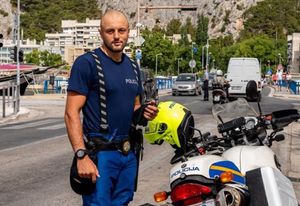 POHVALJEN OMIŠKI POLICAJAC Pod rotacijom kroz prometni čep omogućio hitan dolazak rodilje u rodilište