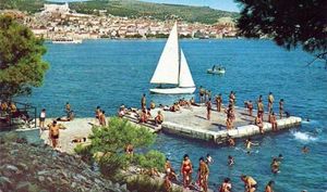 Šibenčani se na Martinskoj danas vraćaju starim igrama; kartama, franjama, laštiku, školici…