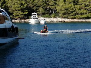 CRTICA IZ PERA NAUTIČARA Ignoriranje divljanja austrijskih “nautičara” na otoku Tijatu