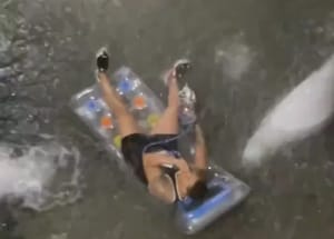 VIDEO Katastrofalnu poplavu iskoristio za uživanje na madracu na napuhavanje