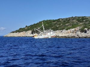 FOTO Kod Dugog otoka se nasukao ribarski brod