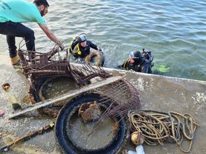 Iz mora u zadarskim Arbanasima izvađeno 15 automobilskih guma