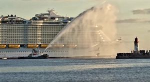 VIDEO Iz brodogradilišta otpremljen najveći kruzer na svijetu vrijedan više od milijardu dolara