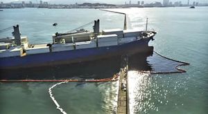 VIDEO Zbog greške navigatora brod hladnjača udario u morski zid