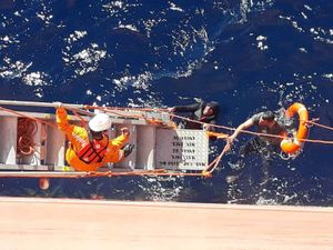 FOTO/VIDEO Zadarski kapetan s posadom spasio Kubance koji su šest dana plutali Meksičkim zaljevom