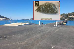 Policija na trajektnom pristaništu u Veloj Luci zaplijenila više od pola kila marihuane