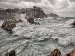 Dubrovačke zidine lupaju valovi visine dvokatnice!