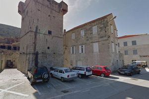 Policiji dojavljeno da se u Visu nalazi vozilo s tragovima krvi