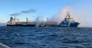 Već dva dana gori teretni brod nakrcan drvenim trupcima – Posada i dalje na brodu