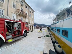 Rano jutros u Cresu opožareni pomoćni objekti