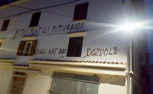 U Baški osvanuo grafit na kući, ljuti se pitaju: “Je li to pisao susjed ili pitur?”