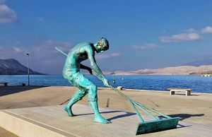 Zahvaljujući buri, kip “Solar” na Pagu pozelenio puno prije vremena