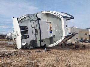 VIDEO Bura prevrnula brod na suhom vezu u Kaštelima, na teren izašla i policija