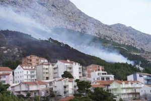 Vatrogasni zapovjednik: “Požar u Lokvi Rogoznici nije pod kontrolom, vatrogasci su oko kuća”