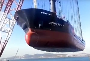 VIDEO Najveća dizalica na svijetu podigla brod poput igračke