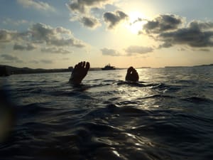 Ribar preživio potonuće broda danima plutajući na hladnjaku