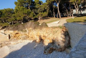 SIGURNOST KUPAČA Sanira se potporni zid na Havajskoj plaži u Puli