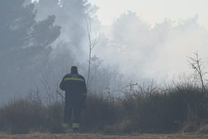 TEŠKA NOĆ ZA VATROGASCE Cjelonoćna borba s vatrenom stihijom: “Ledile su nam se cijevi”