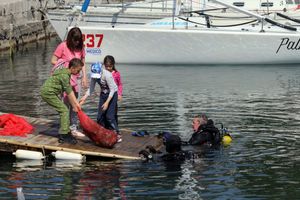 Ronioci i jedriličari očistili podmorje u uvali Baluni – Pomagali im i najmlađi članovi
