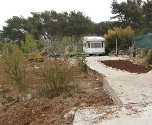 Grad Supetar ekspresno prijavio ilegalnu kamp kućicu građevinskoj inspekciji