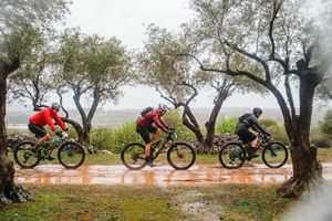 FOTO Unatoč jakoj kiši, brdski biciklisti osvojili su Cres, danas slijedi završnica na Lošinju