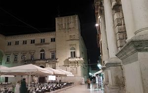 Tri muškarca na središjnem trgu u Zadru usred noći fizički nasrnuli na troje Francuza