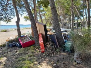 ŠIBENSKA SRAMOTA Odlagalište građevinskog otpada i starog namještaja tik uz plažu